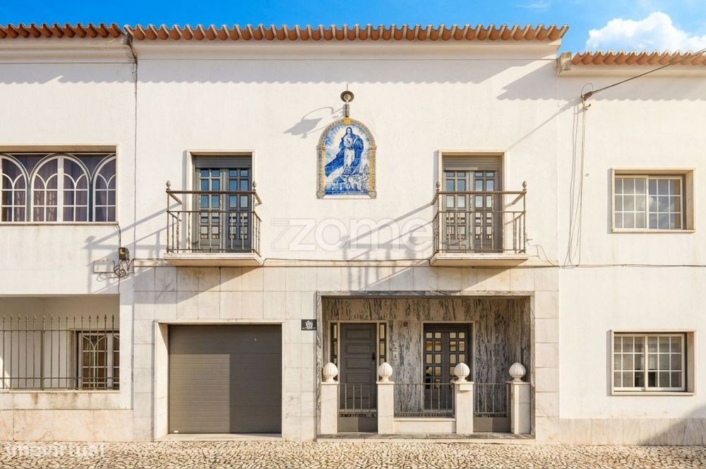 Moradia com 5 quartos, garagens e terraço no centro de Vila Viçosa