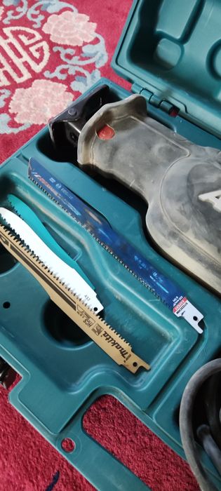 Продам сабельную сетевую пилу Makita JR3070CT