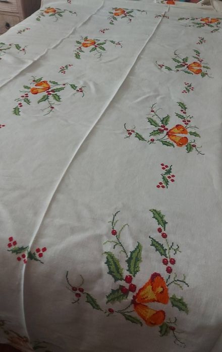 Toalha de linho caseiro bordada a mão