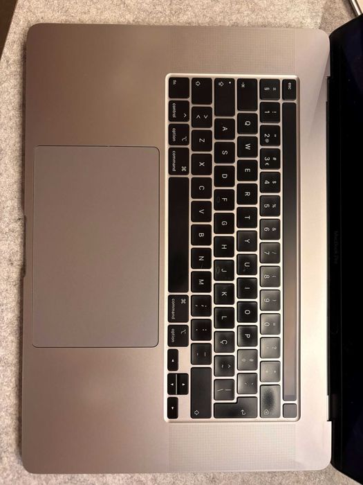 MacBook Pro 16” (2019) | Intel Core i7 6-Core | 32GB RAM | 500GB SSD | Inclui Magic Mouse