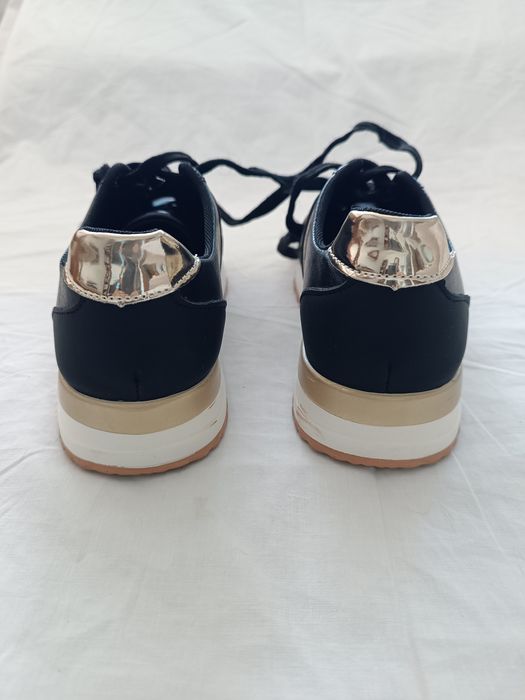 Tennis preto e dourado