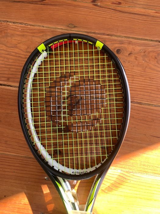 2 ARTENGO Raquetes de Ténis Adulto + 4 WILSON Bola de Ténis