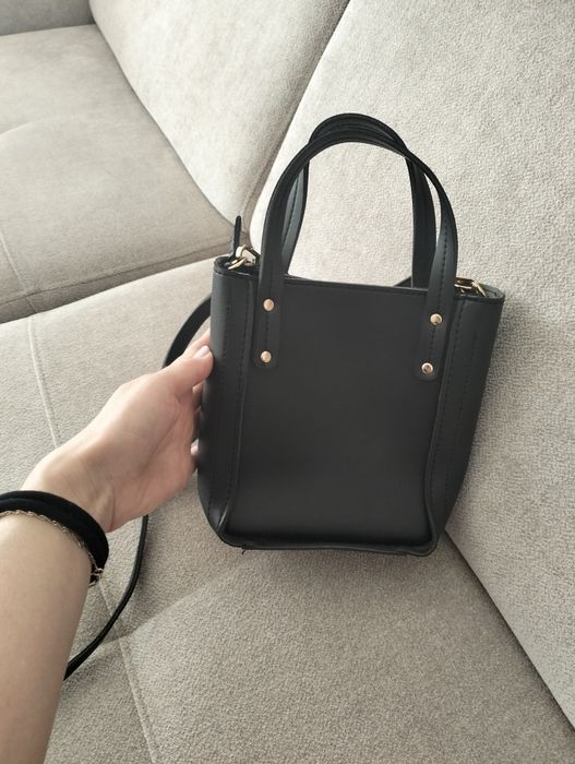 Mała czarna torebka na pasku i do ręki