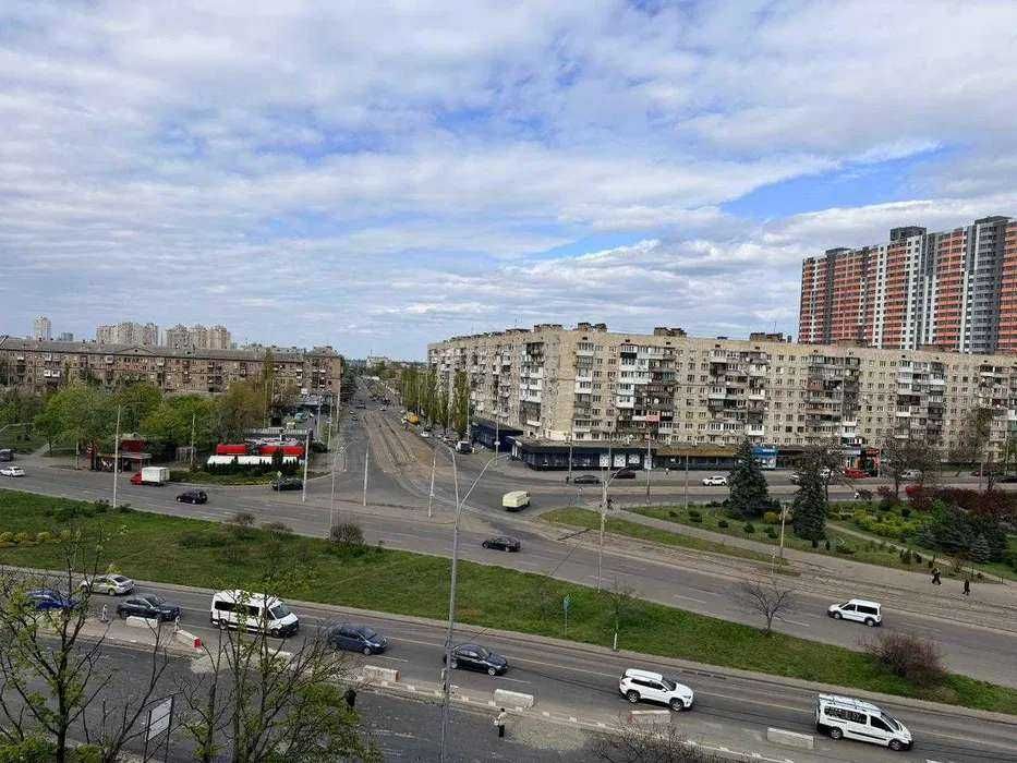 3-х комнатная квартира с реомнтом на Дарницкой ( Ленинградской) площади.