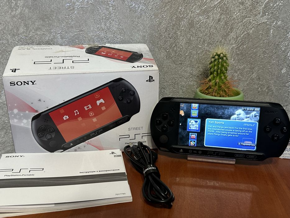 PSP Street E1008 Як Нова Повний Комплект