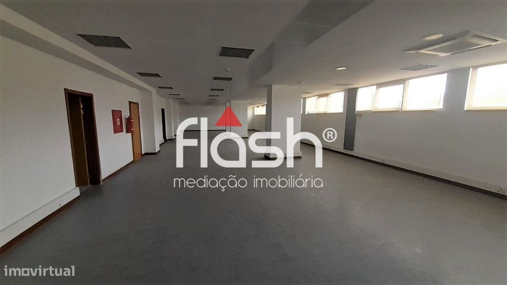 Arrendamento Espaço de loja/escritórios no Restelo