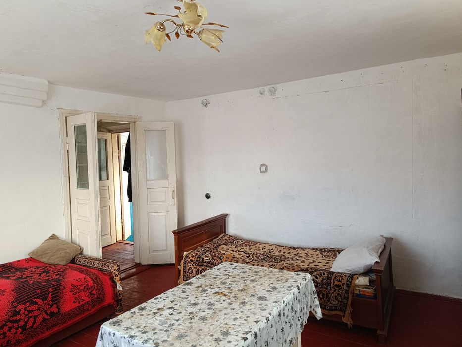 Здається 1-кімн. житло р-н 12школи, туалет та вода в дворі для 1хлопця