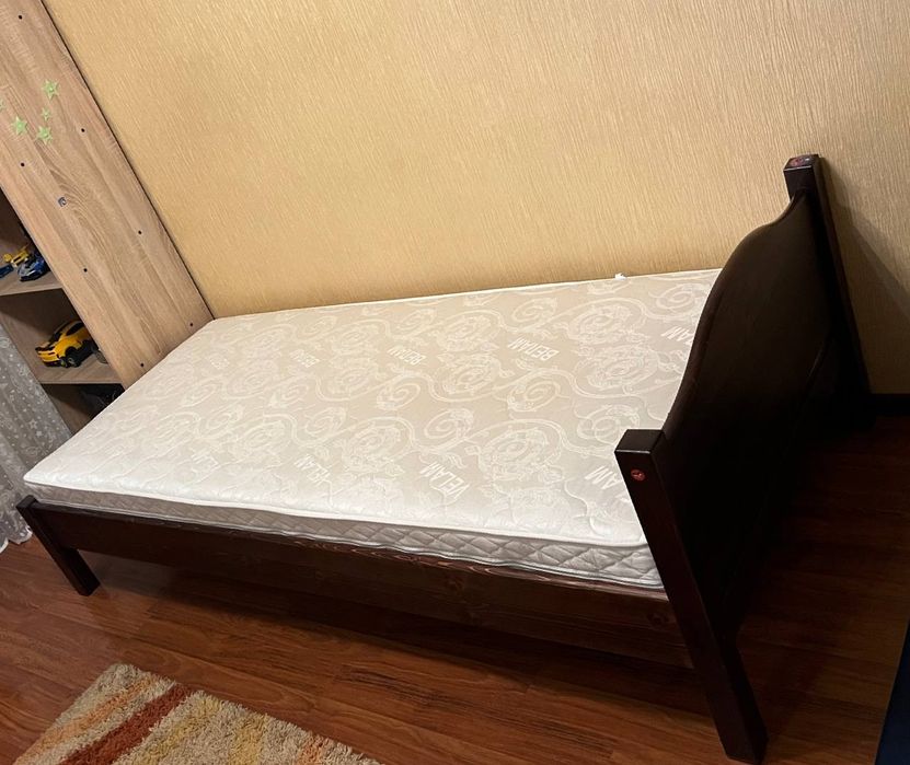 Ліжко з масиву дерева 2000х900 в дуже гарному стані