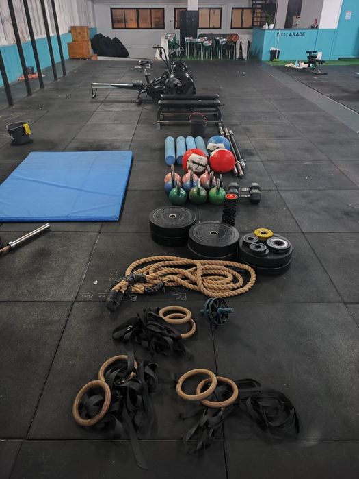 Diversos materiais e máquinas de ginásio/CrossFit