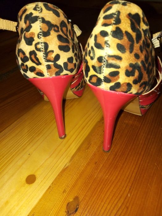 Sandały na szpilce czerwone w panterkę