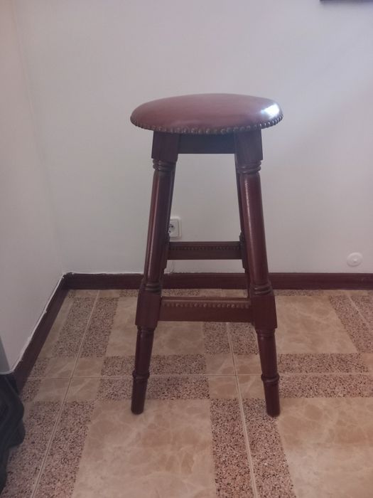 Banco alto com estofo em couro