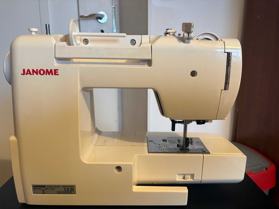 Janome TXL 607 – komputerowa maszyna do szycia + stolik | komplet