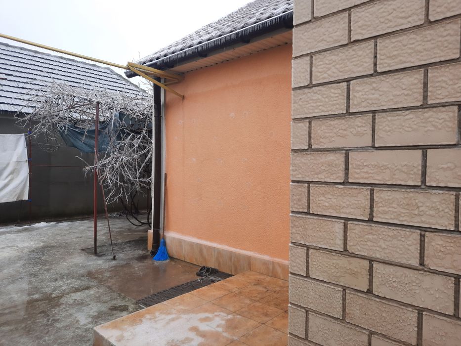 Продам два дома.