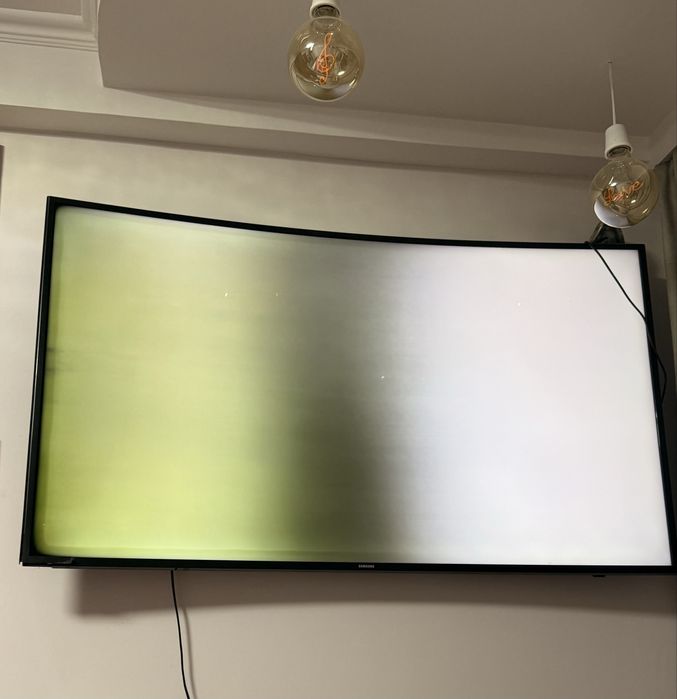 SAMSUNG  UHD-телевізор вигнутий