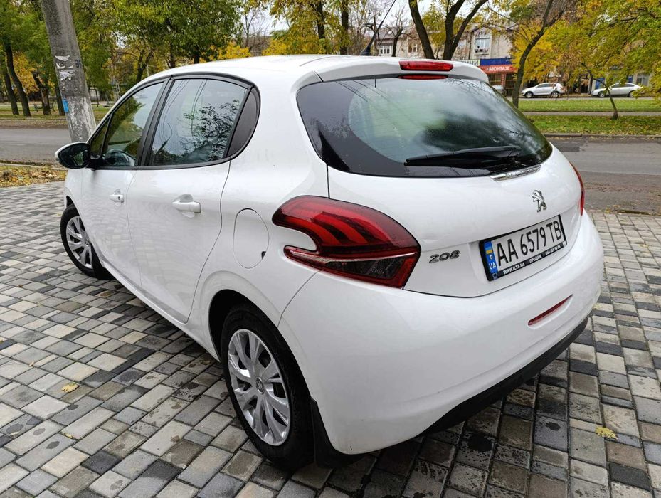 Peugeot 208 2017 року 1.2 л./бензин