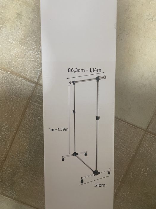 Porta cabides em aco com rodas pretas