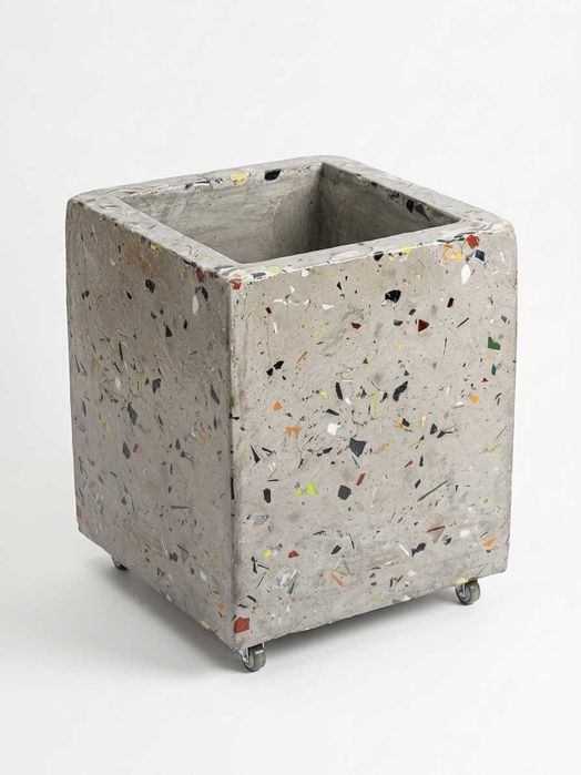 Vaso Cúbico Artesanal em Cimento com Plástico Reciclado, com Rodas (+ de 40 kg)