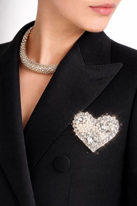 Брошка.  Для тих кого цінують.