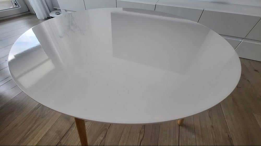 Biały stolik kawowy