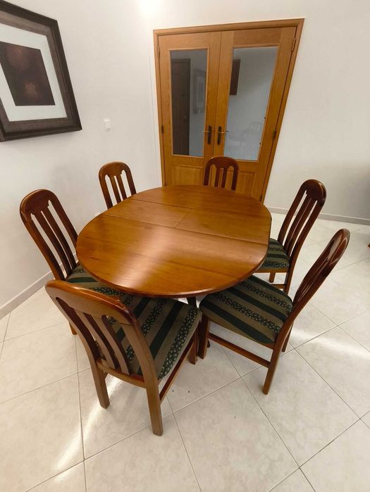 Mesa de Jantar Redonda em Cerejeira (Extensível) + 6 Cadeiras