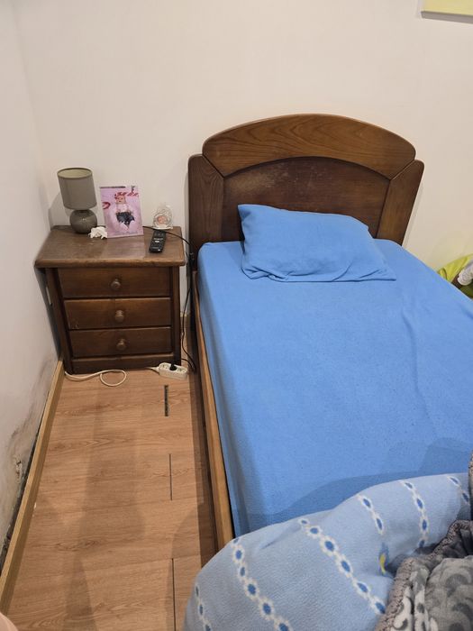 Vendo cama e mesinha de cabeceira de solteiro e guarda fatos