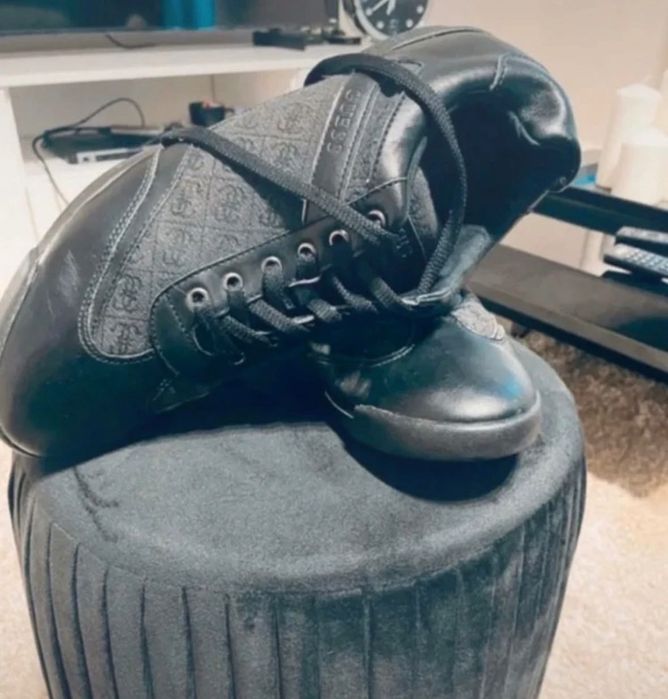 Skórzane buty marki Guess