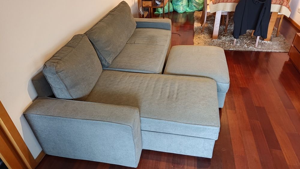 Sofá chaise longue e repousa pés, ambos com arrumos.