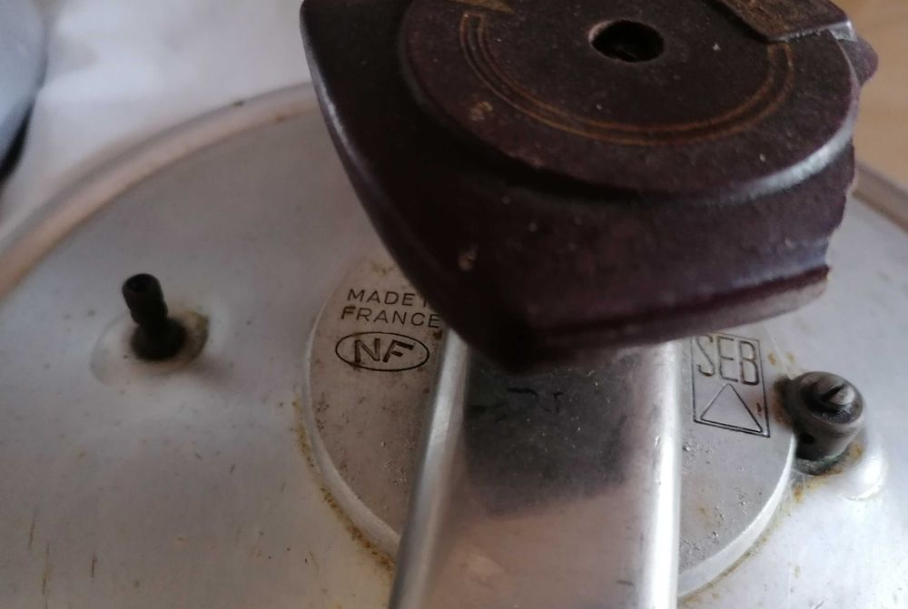 Panela de pressão grande, usada