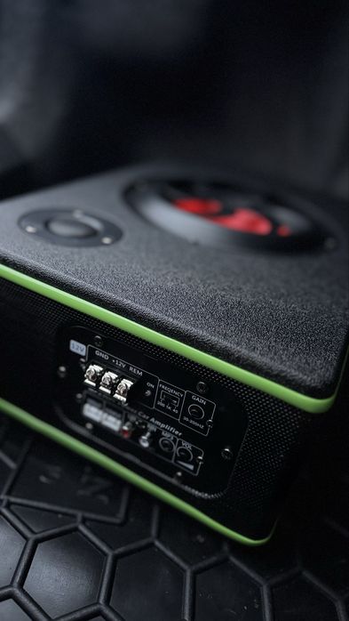 активний сабвуфер в авто