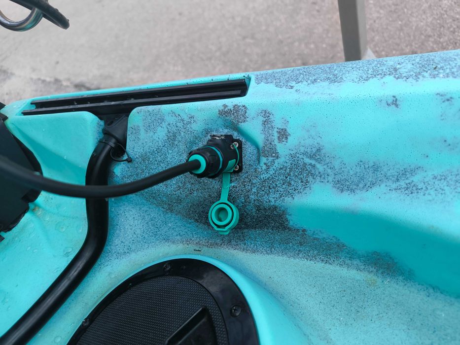 Kayak a motor a gasolina marca Nucanoe para pesca