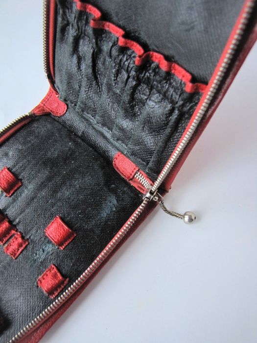 Набор для рукоделия в кожаном футляре винтажный