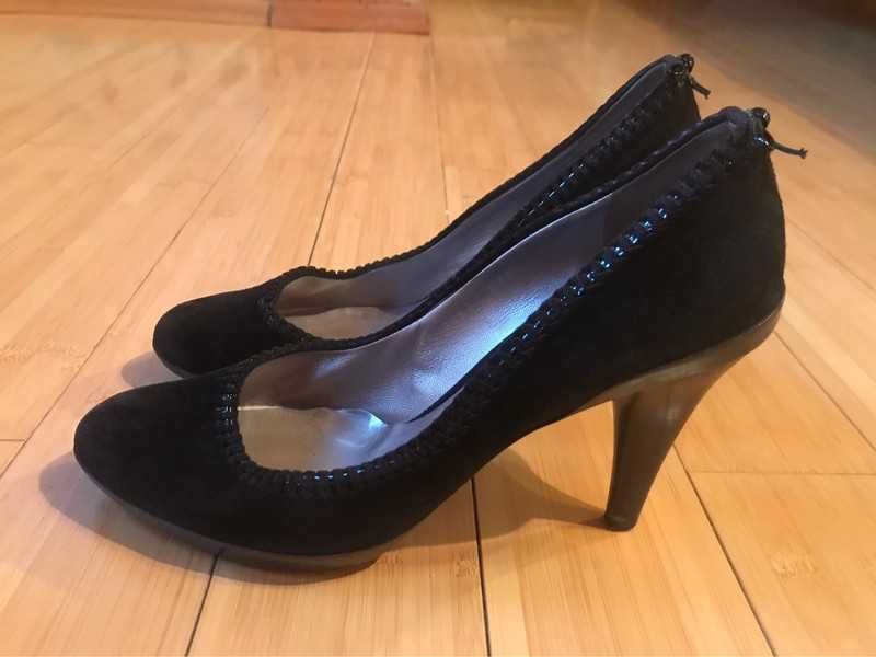 Eleganckie zamszowe czarne szpilki