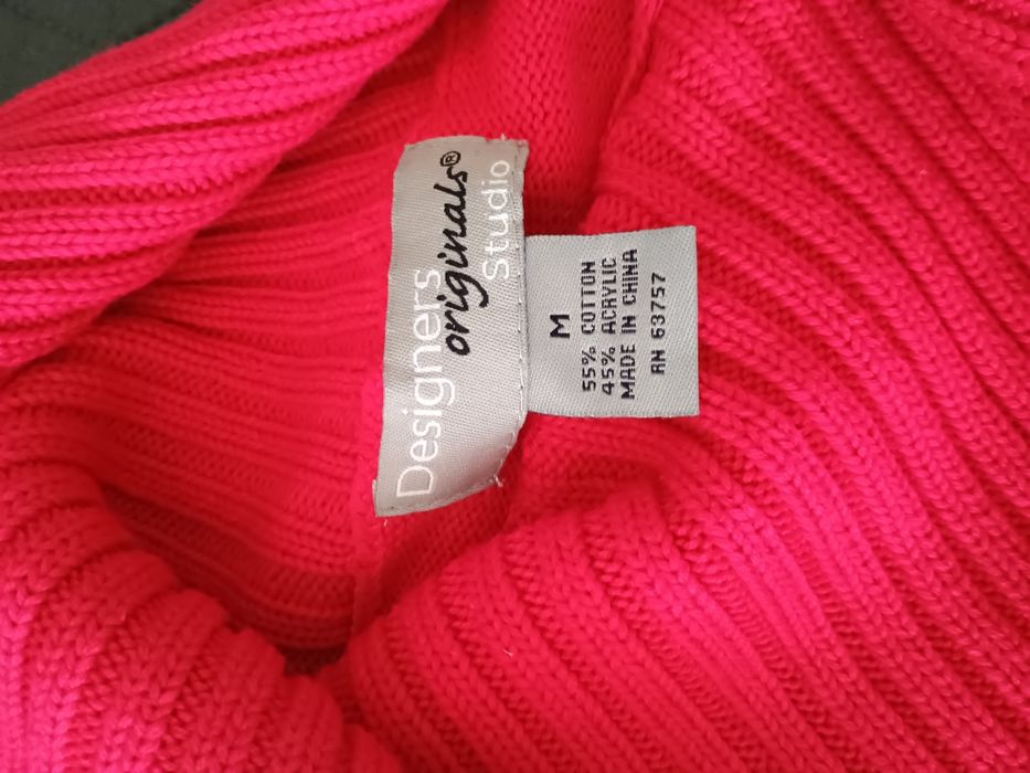 Golf różowy z rozcięciem