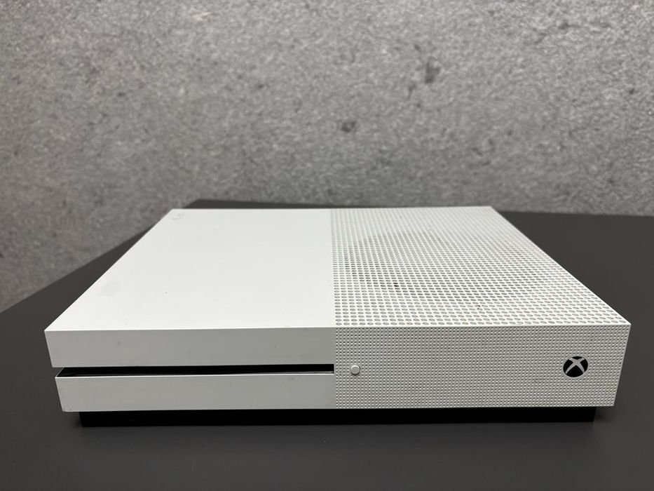 XBOX ONE Джойстик присутній з ним