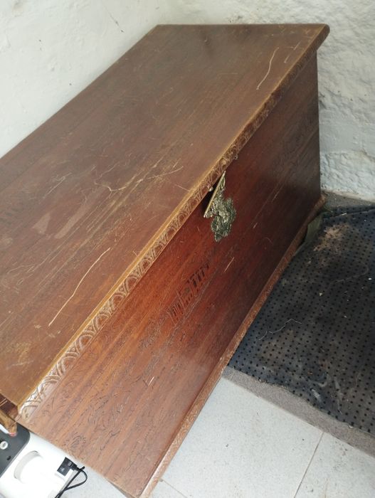 Arca em madeira maciça