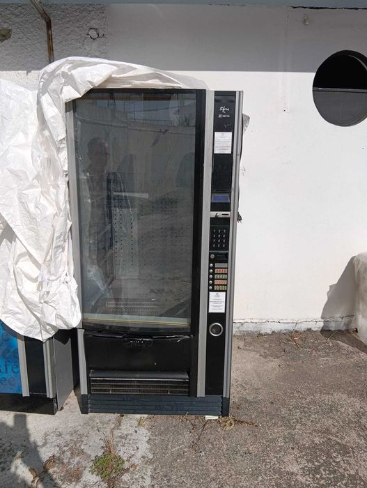 Máquina de vending de snacks e bebidas frias da Necta usada