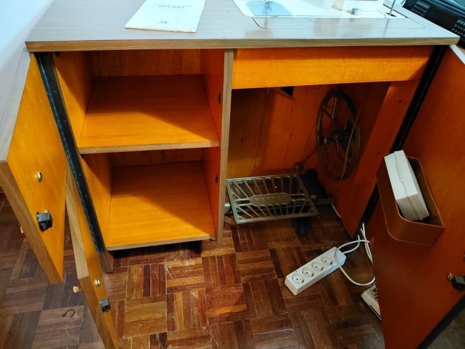 Máquina de costura Refrey com móvel