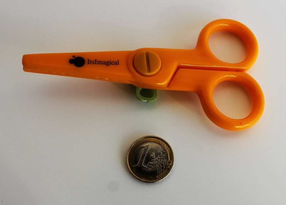 Scissors that allow cutting with a triangular-shaped cut64584895392129121