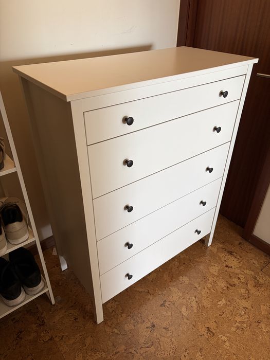 Cómoda Ikea com 5 gavetas