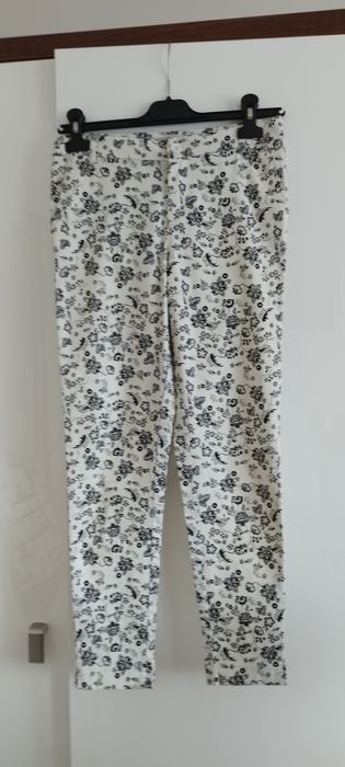 Bawełniane białe spodnie w czarne kwiatki, S