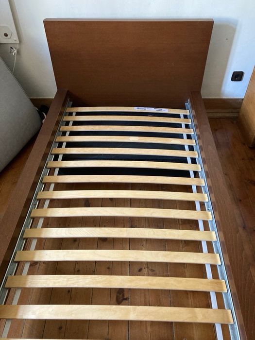 Cama individual Malm, castanha, com oferta de estrado