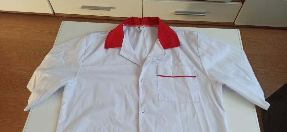 Biały nowy fartuszek z kieszeniami