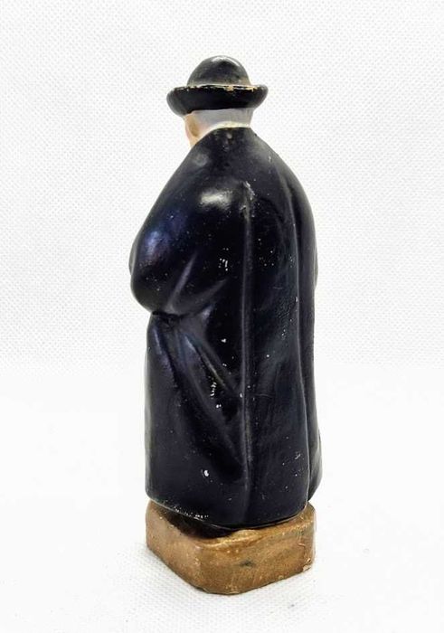 Estatueta religiosa em cerâmica representando Padre Cruz