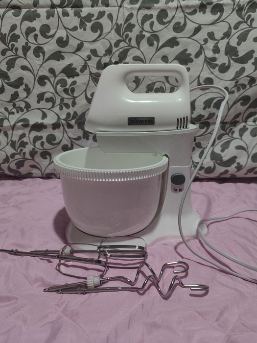 Міксер Kenwood з чашею та насадками