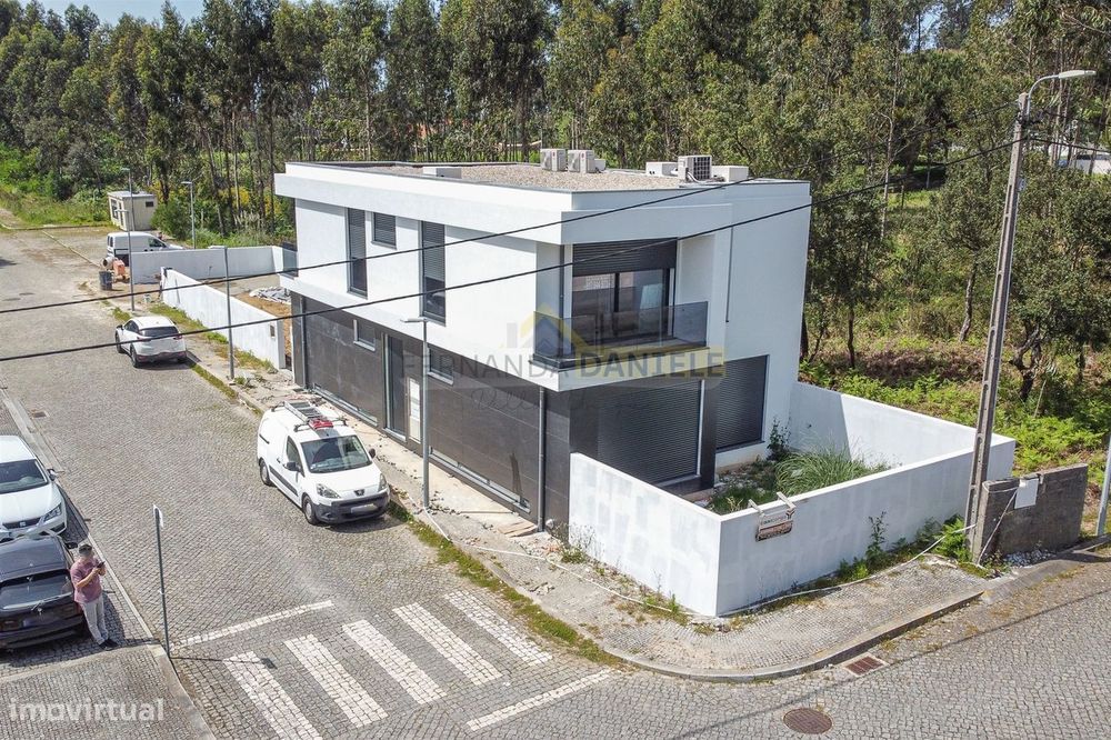 Moradia T4, nova e moderna, em Espinho.