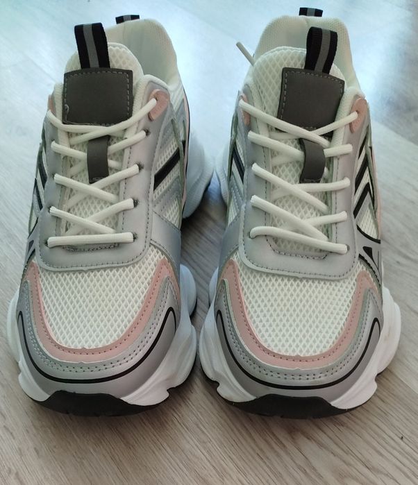 Кросівки жіночі Sinsay