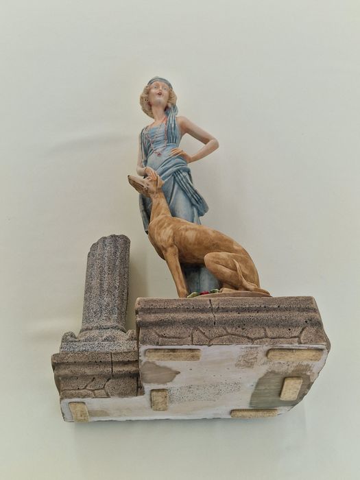 Escultura Art Déco Dama com Galgo – Assinada – 42 cm / 4,74 kg