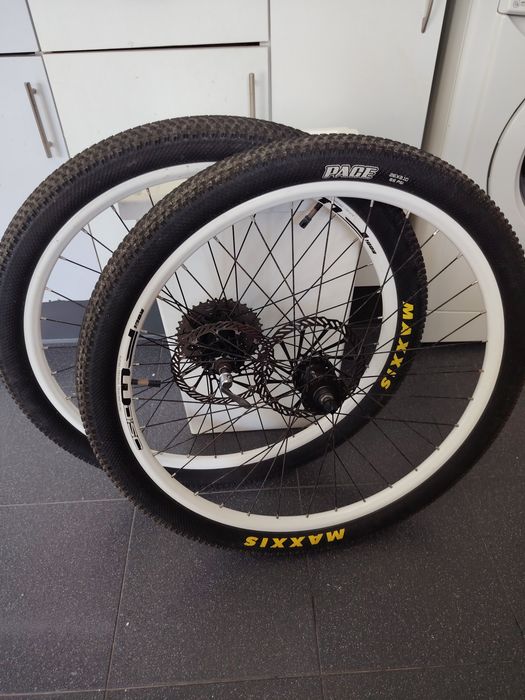 Rodas 26 BTT com pneus maxxis