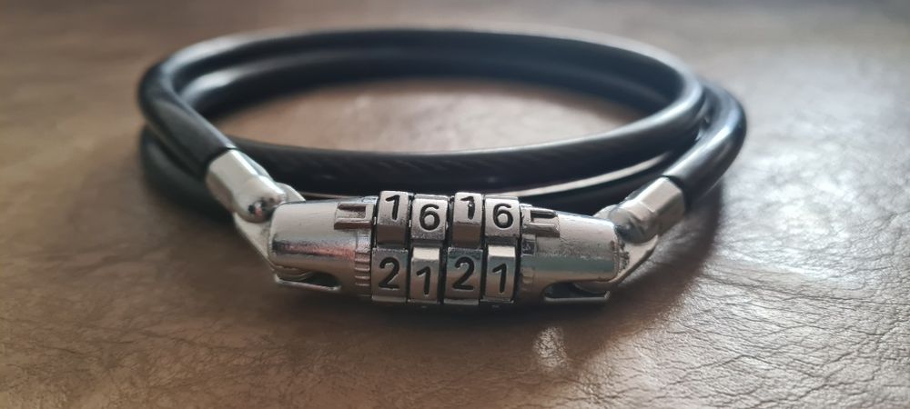 Замок кодовый для велосипедов, длинный трос 135см. Почти новый.