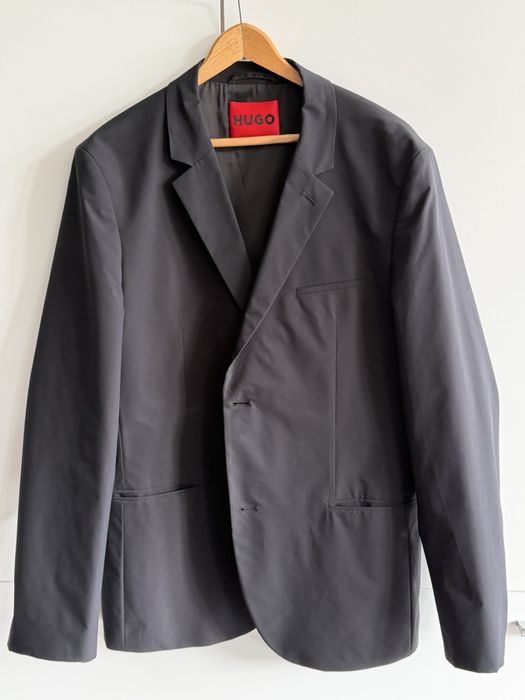 Czarny garnitur marki Hugo Boss